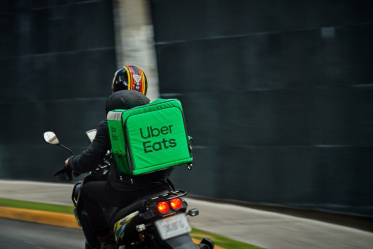 Od ilu iat można pracować w Uber Eats – minimalny wiek i wymagania